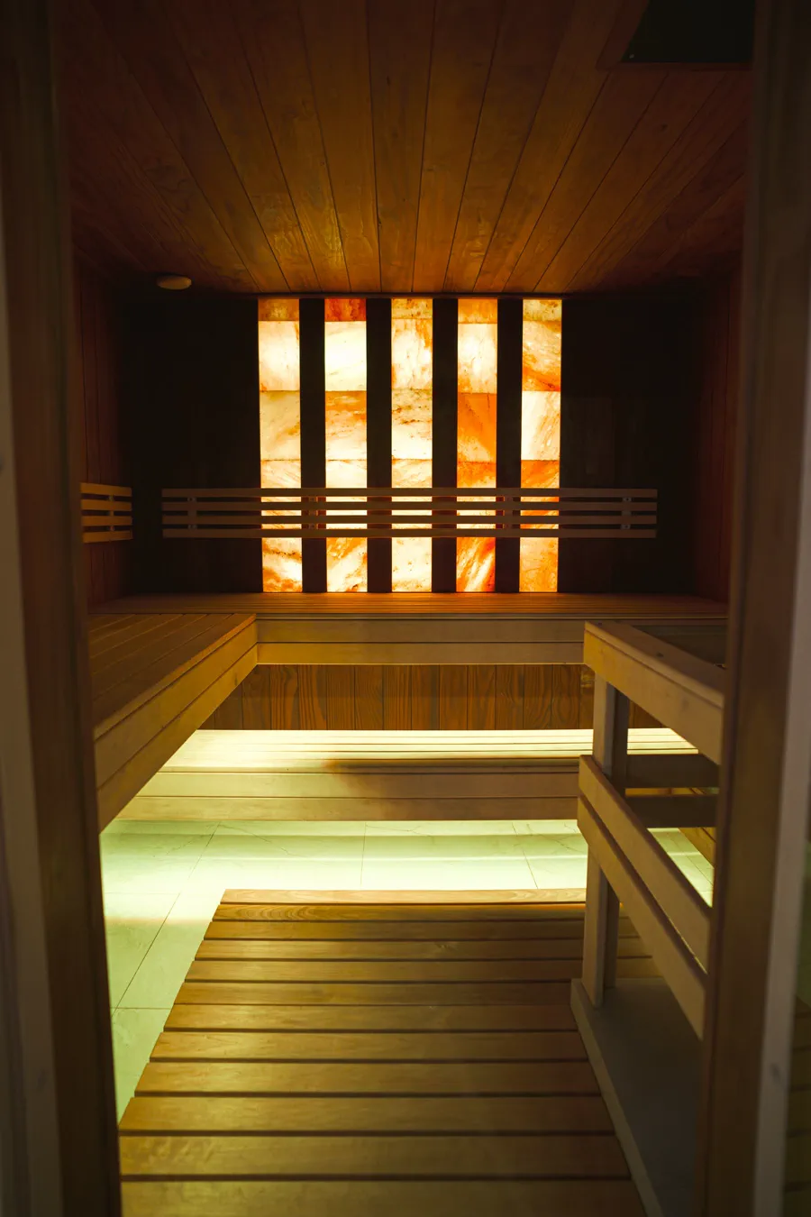 Modern beleuchteter Innenraum einer Sauna